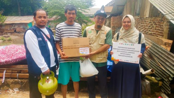 MUHAMMADIYAH BANTU KORBAN BANJIR BANDAR LAMPUNG