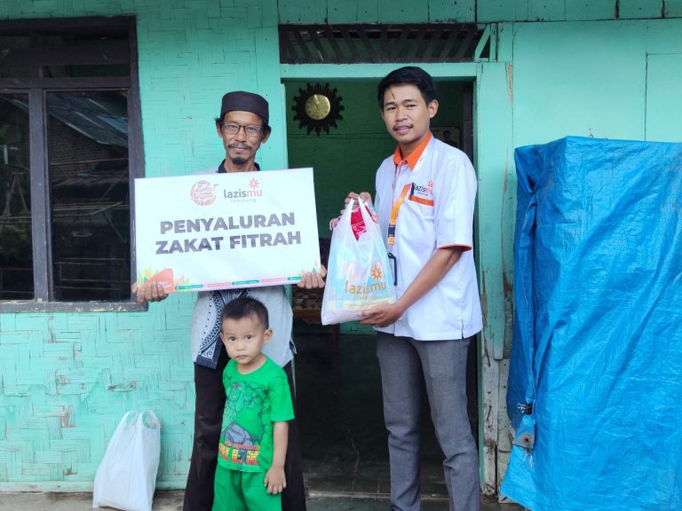 LAZISMU LAMPUNG BAGIKAN KEBAHAGIAAN RAMADHAN 1445 H CAPAI 81 JUTA KEPADA MASYARAKAT